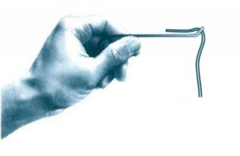 Demonstration image of how to tie and egg loop knot lure.