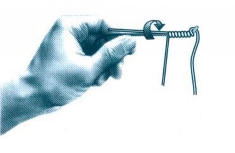 Demonstration image of how to tie and egg loop knot lure.