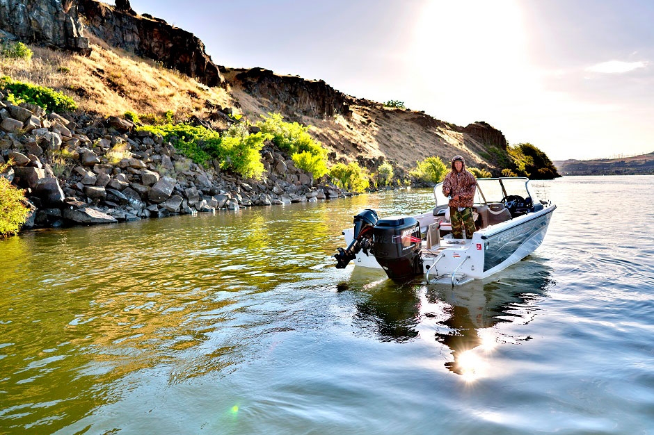 Image of Northern Pikeminnow fisherman on boat in the Columbia River